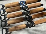 Gegraveerde houten flesopener (vanaf 10 stuks)