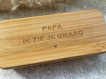 Gegraveerde houten etui met kurkentrekker 