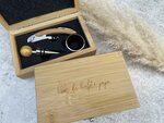 Gegraveerd kistje met wijnaccessoires