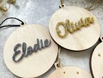 Houten kerstbal met naam glitter