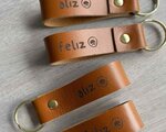 Gegraveerde lederen sleutelhanger lus (vanaf 10 stuks)