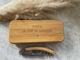 Gegraveerde houten etui met kurkentrekker 