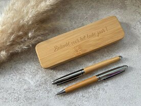 Gegraveerde houten etui met schrijfset