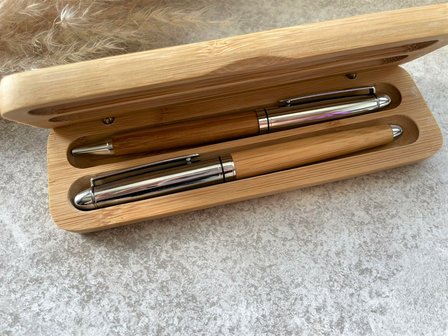 Gegraveerde houten etui met schrijfset