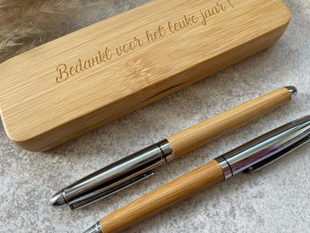 Gegraveerde houten etui met schrijfset