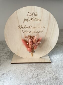 Gegraveerd rond houten bordje met droogbloemen