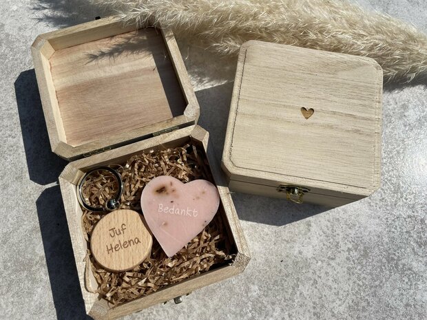 Gegraveerd houten doosje met zeep & sleutelhanger 'Juf'