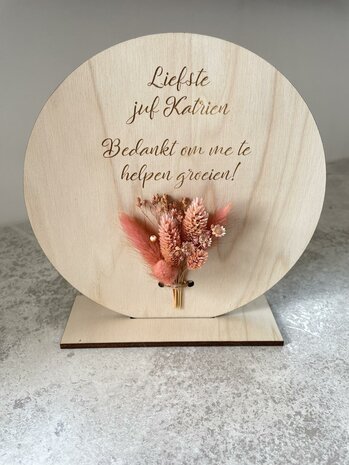 Gegraveerd rond houten bordje met droogbloemen