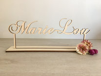 Houten naam op voet gepersonaliseerd