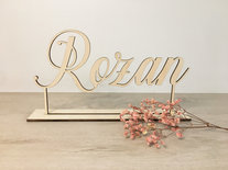 Houten naam op voet gepersonaliseerd