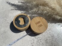 Gegraveerde flesopener met meetlint