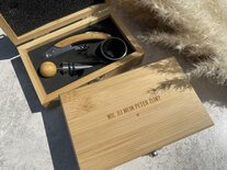 Gegraveerd kistje met wijnaccessoires