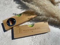 Gegraveerde flesopener met waterpas