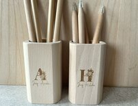 Gegraveerde houten pennenhouder