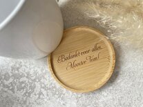 Mok met gegraveerd houten deksel