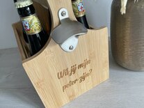 Gegraveerde houten bierhouder