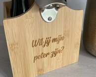 Gegraveerde houten bierhouder