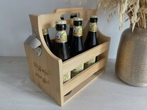 Gegraveerde houten bierhouder