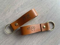 Gegraveerde lederen sleutelhanger lus