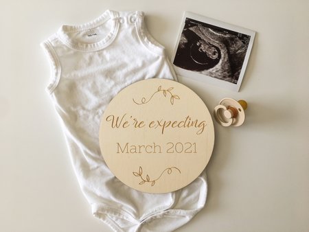 Zwangerschapsaankondiging in hout