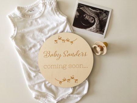 Zwangerschapsaankondiging in hout