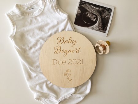 Zwangerschapsaankondiging in hout