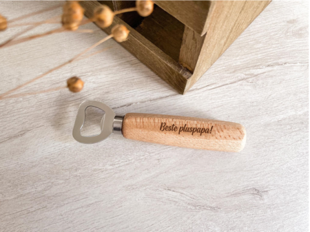 Houten flesopener gegraveerd (per stuk)
