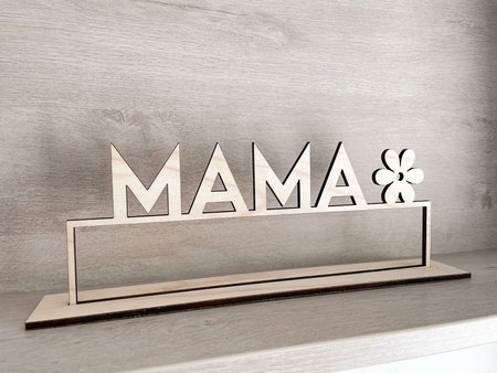 Houten naam op voet 'MAMA' drukletters