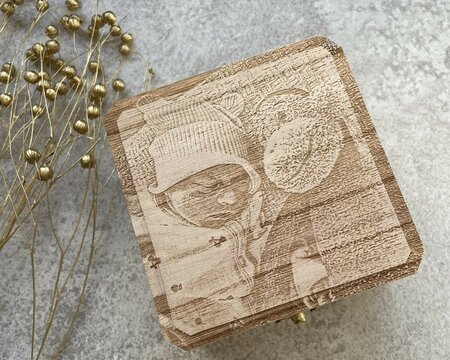 Gegraveerd vierkant doosje met foto