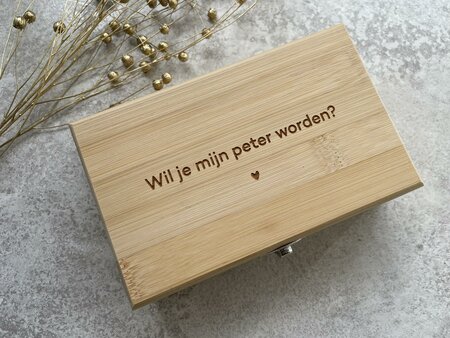Gegraveerd kistje met wijnaccessoires