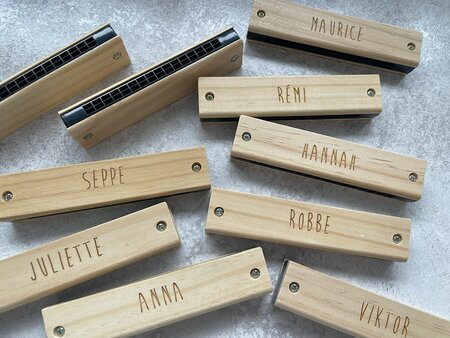 Gegraveerde houten harmonica