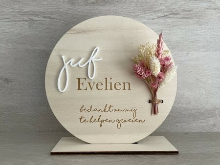 Gegraveerd rond houten bordje 'Juf'