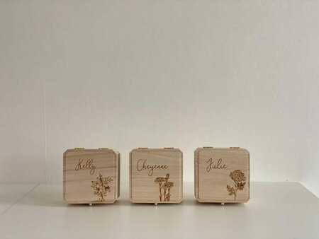 Gegraveerd vierkant houten doosje