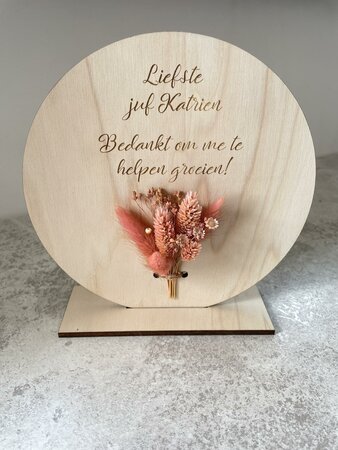 Gegraveerd rond houten bordje met droogbloemen