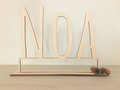 Houten naam op voet gepersonaliseerd