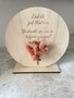 Gegraveerd rond houten bordje met droogbloemen